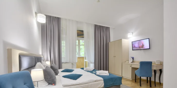 Některé pokoje mají také balkon nebo terasu s výhledem na hory.