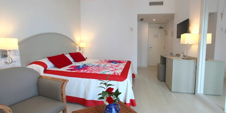 Ubytovať sa môžete v menšej 2-lôžkovej izbe, prípadne v priestrannejšom Junior Suite.