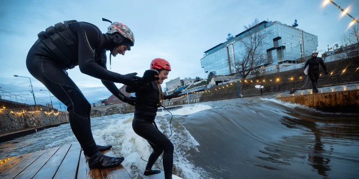 Poté nafasujete výbavu (surf, neopren, boty, rukavice, helma, vesta, kukla) a vydáte se na kanál.