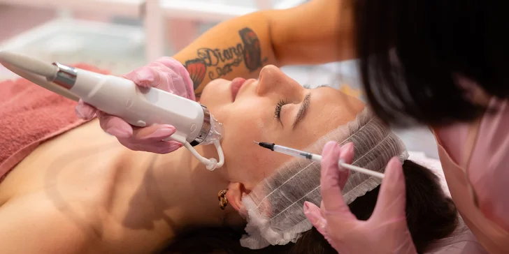 Čistenie pleti hydradermabráziou alebo mikroihličková rádiofrekvencia na omládenie