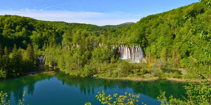 Můžete vyrážet i za krásami přírody: v dosahu bude třeba NP Paklenica s mohutnými kaňony nebo Plitvická jezera – nejstarší chorvatský národní park patřící mezi dědictví UNESCO.