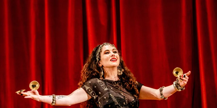 Moderní styl spojuje izolaci boků, hrudníku a břicha s prvky flamenca, street dance nebo indických tanců.