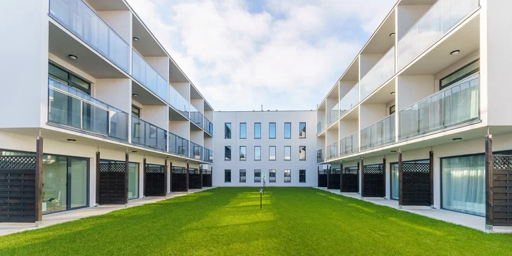 Moderní resort nabízí spoustu místa k odpočinku.
