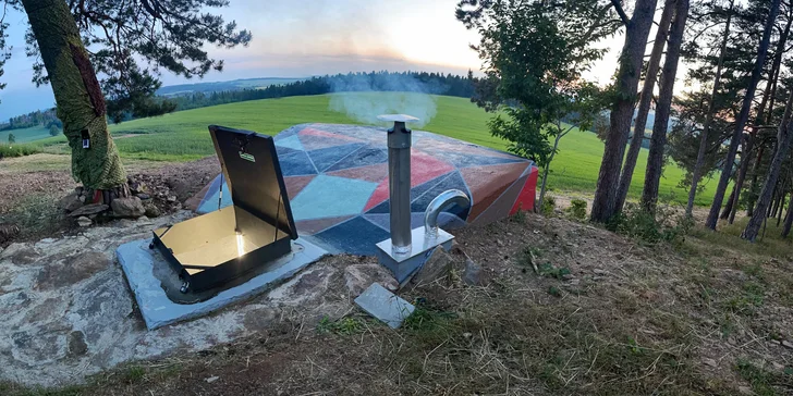 Bunkr najdete na samotě u lesa, odkud vidíte na krásné širé lány a můžete si být jisti, že vás tu nikdo nebude rušit.