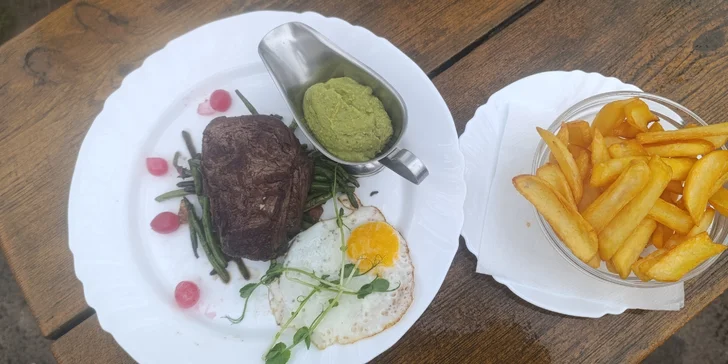 Na talíři u steaku najdete také fazolky se slaninou, sázené vejce a porci křupavých steakových hranolků. 
