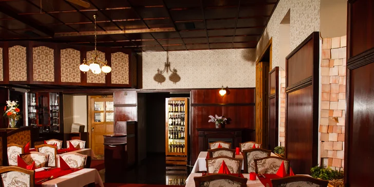 Místní restaurace se chlubí nejen krásným kazetovým stropem, ale především špičkovými jídly.