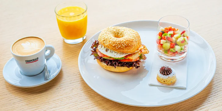 Podává se bagel, ovocný salát, bábovka, káva a džus.