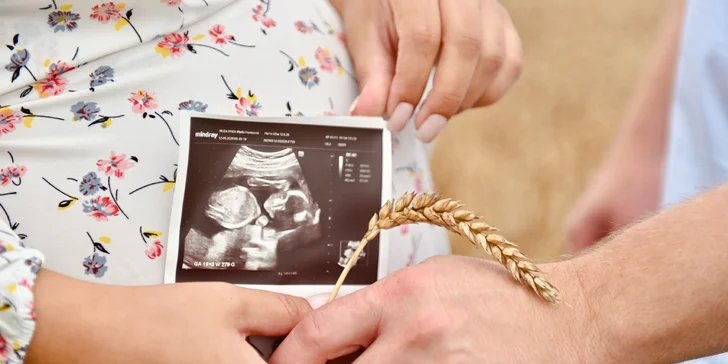 V těhotenství vznikají fotky plné lásky a něhy. Uchovejte si tyto vzpomínky. 