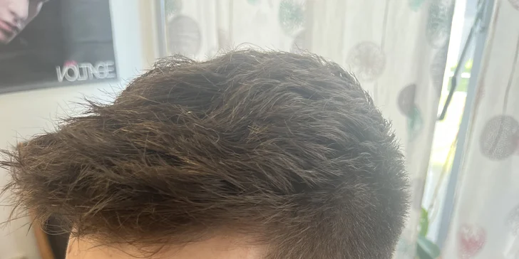 V nabídce najdete i trendy skin fade střih s postupným přechodem od kůže k delším vlasům.