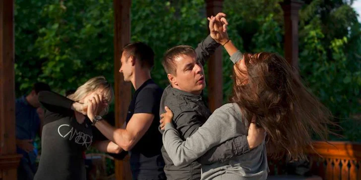 Protančete se březnem: 4 lekce salsy, bachaty a zouku pro páry