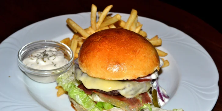 Dva poctivé domácí burgery se slaninou a hranolky s tatarkou nebo kečupem