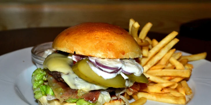 Dva poctivé domácí burgery se slaninou a hranolky s tatarkou nebo kečupem
