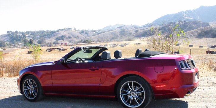 S větrem ve vlasech: Zapůjčení vínového kabrioletu Ford Mustang V6 na celý den