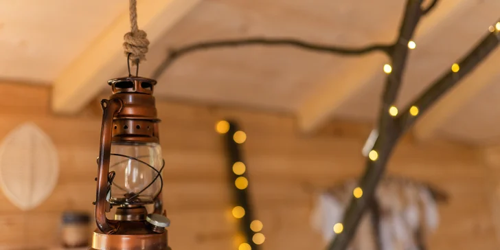 O romantickú večernú atmosféru sa postarajú sviečky, svetielka a lampáše.