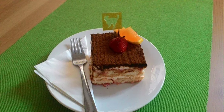 Chvilka na drbání: Voňavá káva, domácí dezert a kočička na klíně