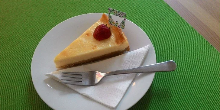 Chvilka na drbání: Voňavá káva, domácí dezert a kočička na klíně
