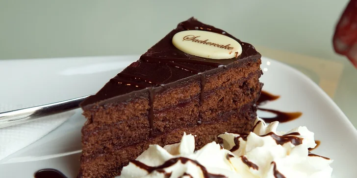 Dvě dobré kávy a dva Sacher dorty nebo jiná dobrota
