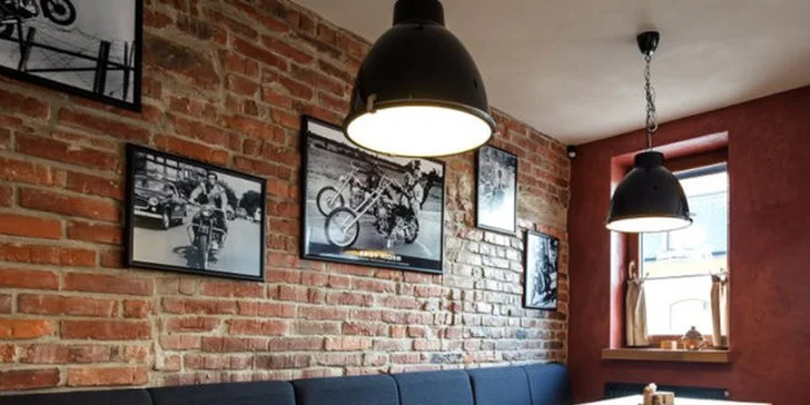 1 nebo 2 šťavnaté burgery, steakové hranolky a salát Coleslaw