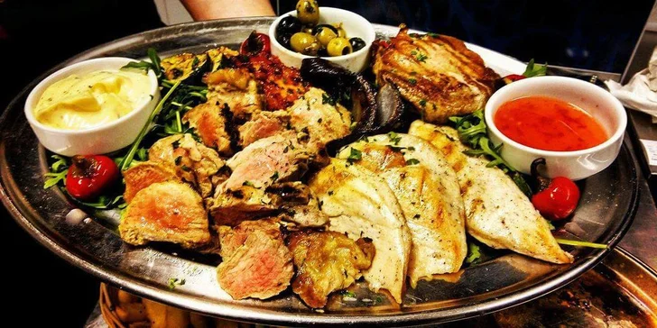 Mísa plná masa: 600 gramů grilovaných steaků s bohatou přílohou