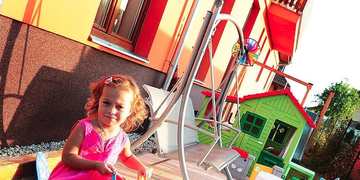 Líbit se tu bude i vašim dětem. V hezkém počasí se můžou vydovádět na venkovním hřišti.