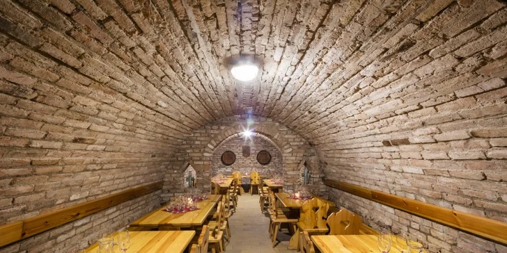 Pod hotelem se schovávají vinné sklepy s jedinečnou atmosférou. 