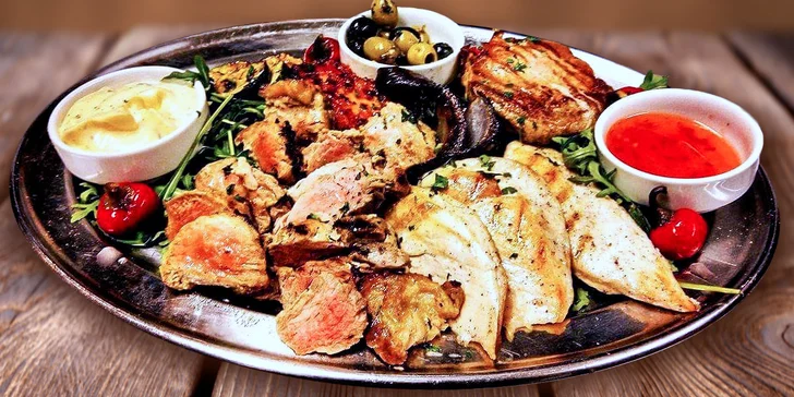 Mísa plná masa: 600 gramů grilovaných steaků s bohatou přílohou