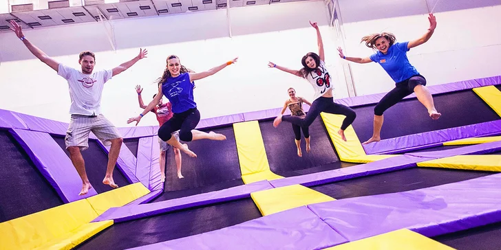 Pohyb, kteří malí i velcí zbožňují: Hodina řádění na trampolínách v JumpParku Brno