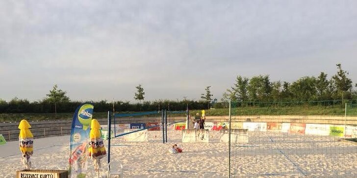 Zábava pro partu: hodina beachvolejbalu na pláži u Olympie