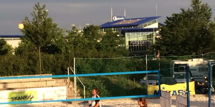 Zábava pro partu: hodina beachvolejbalu na pláži u Olympie
