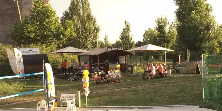 Zábava pro partu: hodina beachvolejbalu na pláži u Olympie