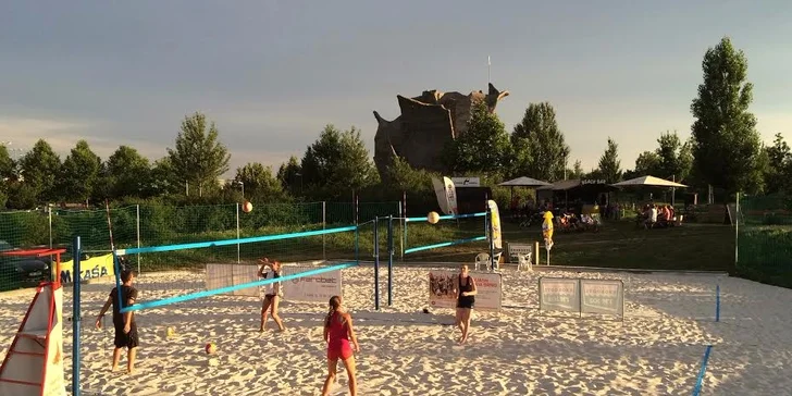 Zábava pro partu: hodina beachvolejbalu na pláži u Olympie