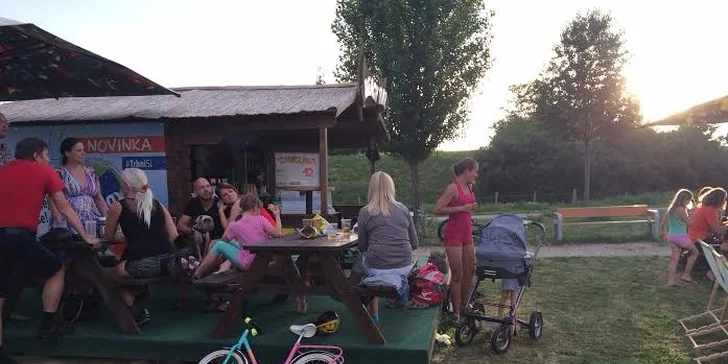 Hodina beachvolejbalu na pláži u Olympie a 50% sleva na konzumaci v Beach baru