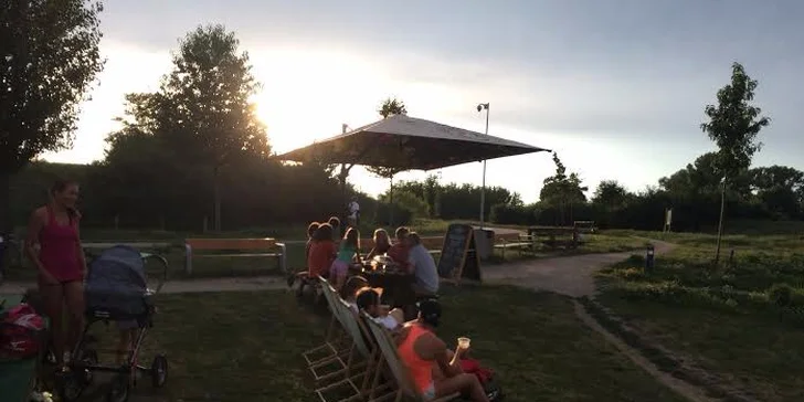 Hodina beachvolejbalu na pláži u Olympie a 50% sleva na konzumaci v Beach baru