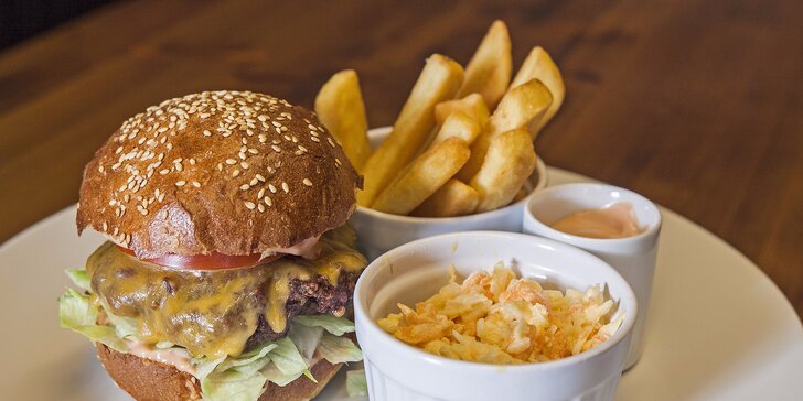 Dopřejte si pořádný burger s přílohou v restauraci Slušnej Kanál