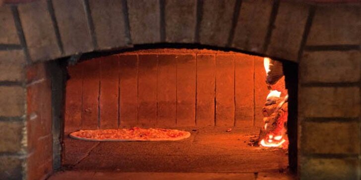 Poctivě nazdobená pizza dle vlastního výběru z originální kamenné pece