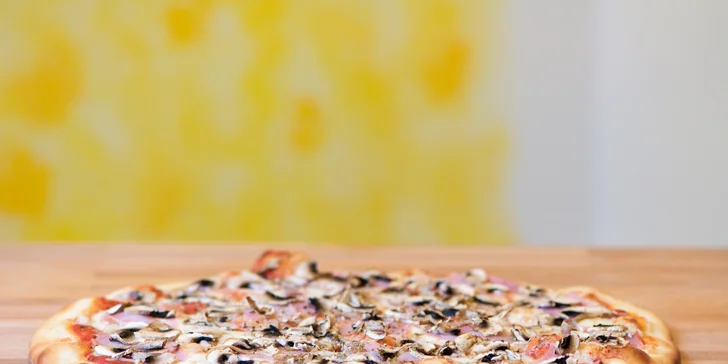 Pizza o průměru 30 cm v Hospůdce u Šošona: veganská, tyrolská i sladká