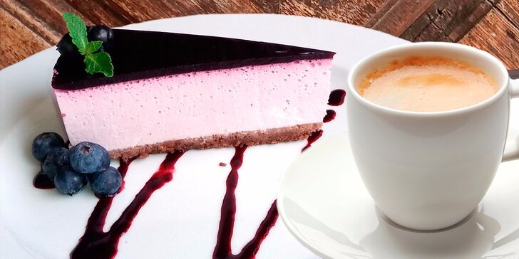 Domácí borůvkový cheesecake s kávou a výhledem na Petřín