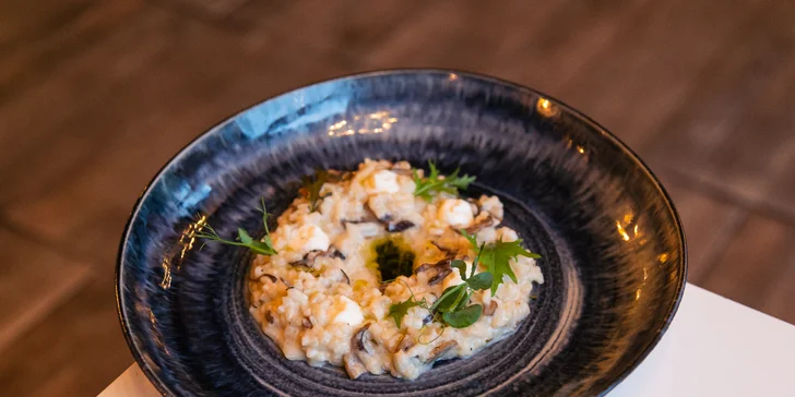 Následuje hříbkové risotto s rozmarýnem, šlehaným kozím sýrem a lanýžovým olejem.