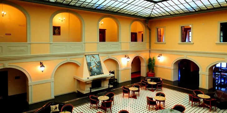 Za příplatek můžete vyrazit na prohlídku zámku s průvodcem. Denně se koná videomapping o historii zámku, na který jste zváni.  