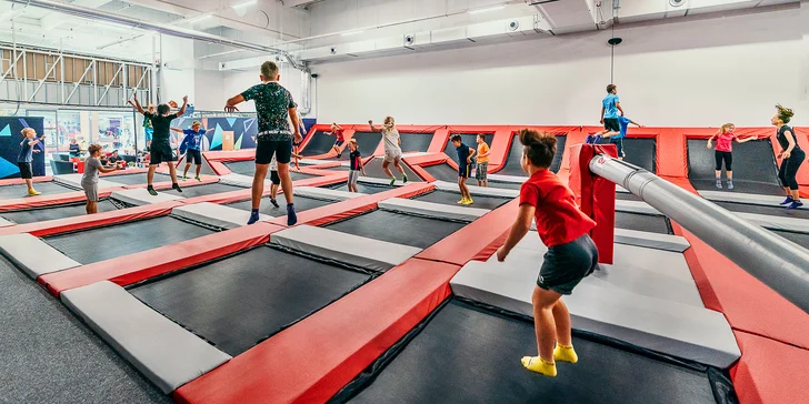 Hodina skákání v Jump Academy Olomouc: trampolíny, ninja dráha, parkour zóna i 9D kino