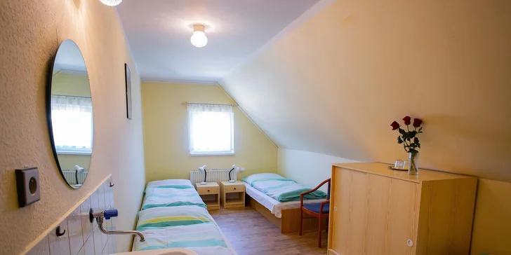 Pokoje jsou zařízeny skromně, ale to vůbec nevadí, stejně budete většinu času venku.