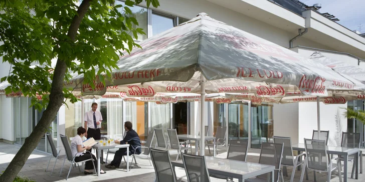 V prostorné hotelové restauraci využívají především vlastní suroviny z ekologické Farmy Michael na tvrzi v Nedvězí. 