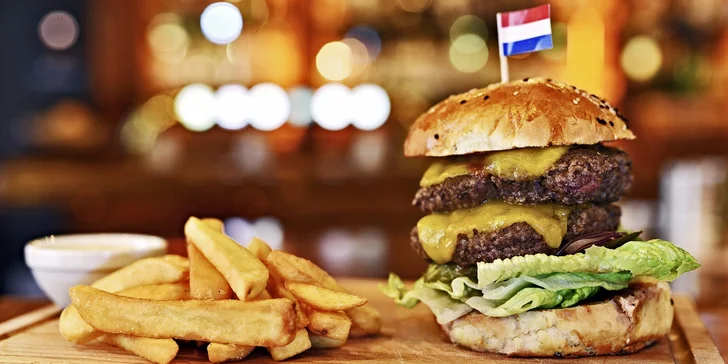 Slušná porcička: Dvojitý cheeseburger s hranolky a domácí tatarkou