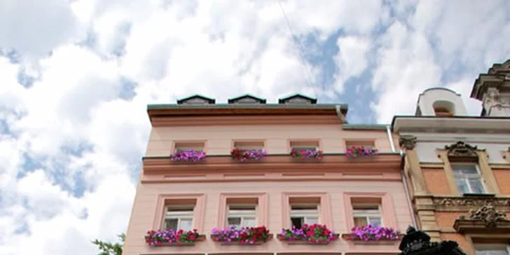 Na lázeňské promenádě: Dvě noci v hotelu se snídaní a lahví vína