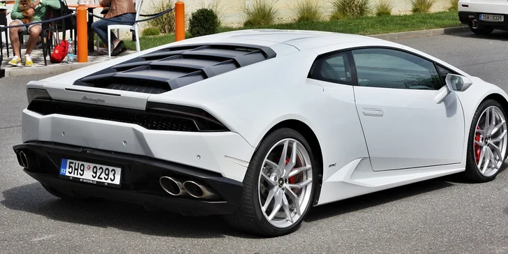 Vyzkoušejte nejnovější Lamborghini, Ferrari nebo Porsche včetně paliva