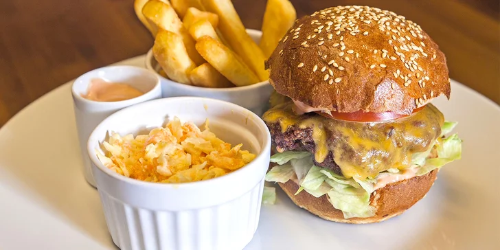 Dopřejte si pořádný burger s přílohou v restauraci Slušnej Kanál
