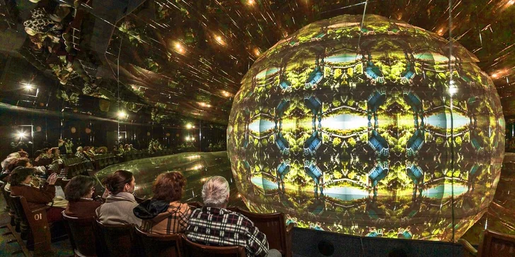 Vstupy do zrcadlového labyrintu a kaleidoskopického kina