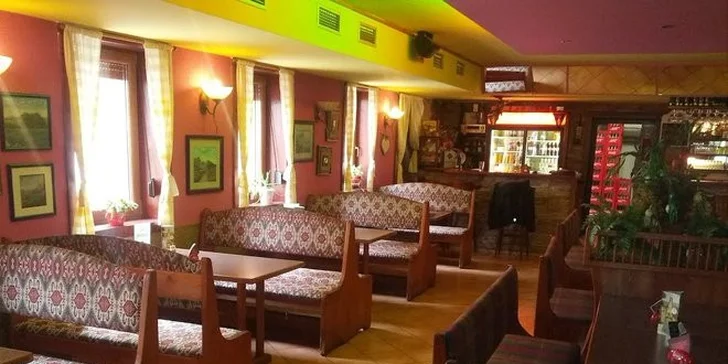Zábava pro celou partu: 1 nebo 2 křupavé pizzy dle vašeho gusta a hodina bowlingu