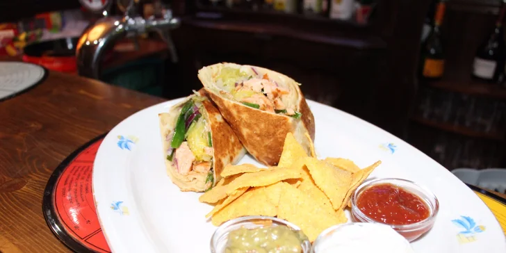 Mexické menu: Hovězí či lososové burrito s nachos a trojicí sals