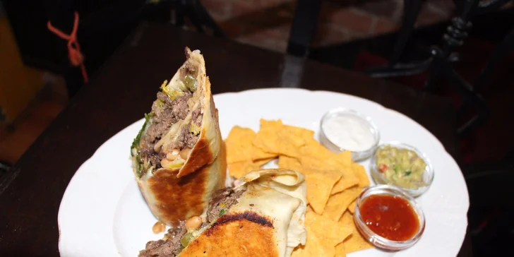 Mexické menu: Hovězí či lososové burrito s nachos a trojicí sals